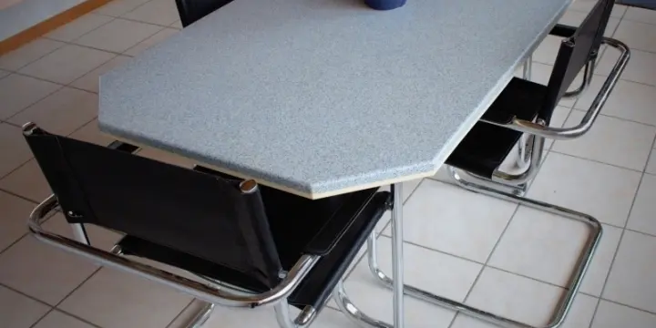 Table de bureau grise et chaises