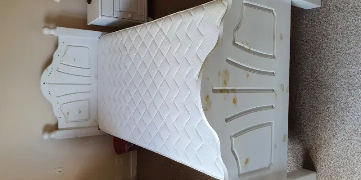 Lit avec sommier et matelas et table de chevet