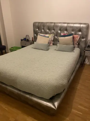 Lit  commode et miroir à Meyrin