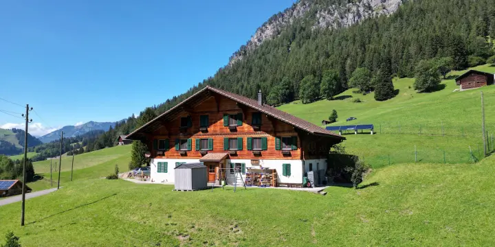 L'ETIVAZ - SUPERBE CHALET DE TROIS APPARTEMENTS