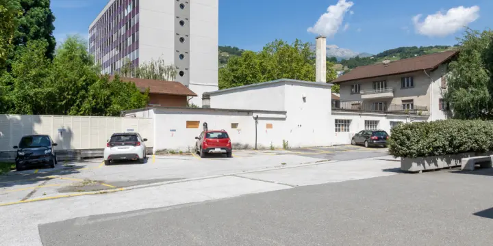 A LOUER, CENTRE-VILLE DE SION, PLACE DE PARC EXTERIEURE