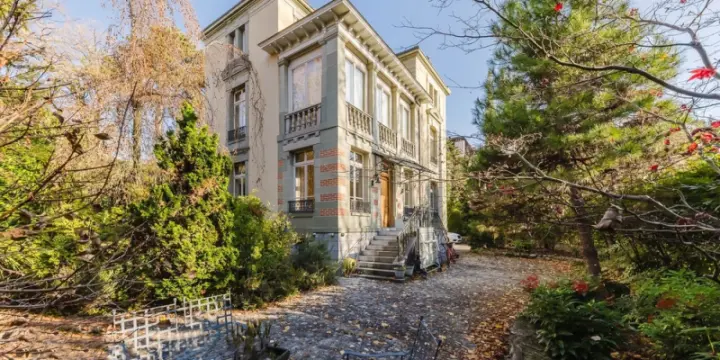 Magnifique Hôtel Particulier, jardin enchanteur, à deux pas du lac