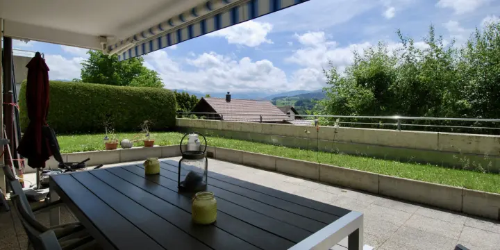 Schöne 5,5-Zimmer-Wohnung mit Garten und Blick auf die Freiburger Alpen