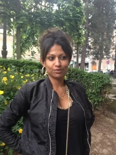 Jeune femme discrète et responsable à Fribourg