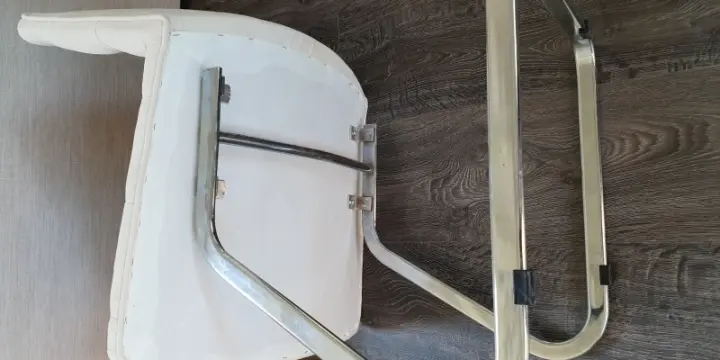 Vends magnifiques chaises retapissées à neuf