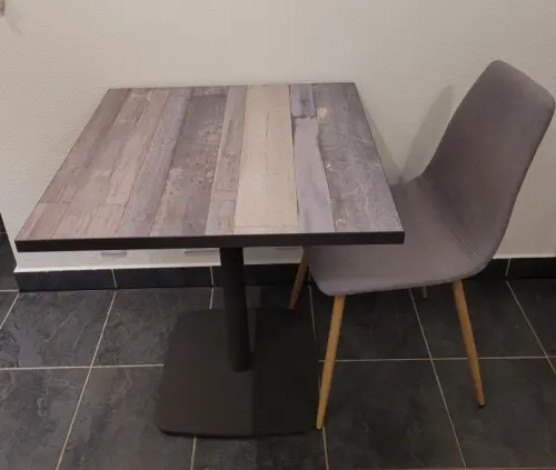table carrée 70Lx70lx76ht à Saillon