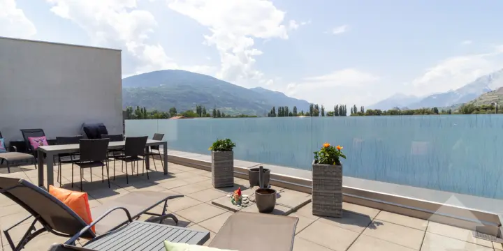 Charmant attique 5.5 pièces avec terrasse