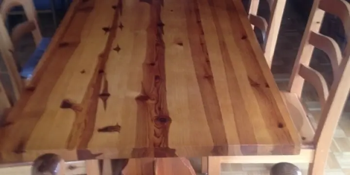 Table rustique avec 6 chaises