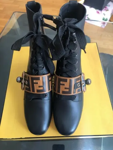 BOTTES FENDI à Fribourg