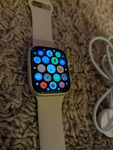 Apple Watch Series 7 45 mm boîtier en aluminium sport à wil