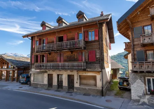 Maison villageoise à rénover, 10 pièces + locaux commerciaux, 400 m2