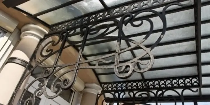 Abri d'entrée et garage en fer forgé