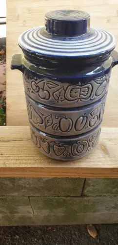 Pot en terre cuite à 1053 Cugy VD