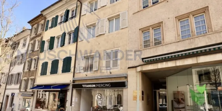 Immeuble d'investissement dans une rue historique de la ville.