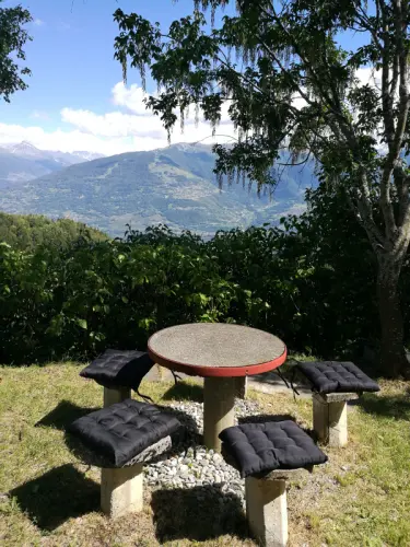 Chalet typique dans un écrin de verdure à Lausanne