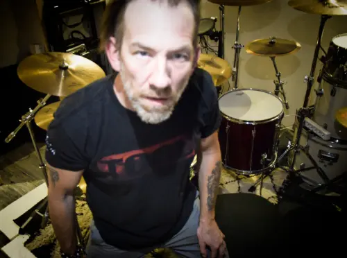 Batteur cherche groupe à Yverdon et environs. à Les Fourgs