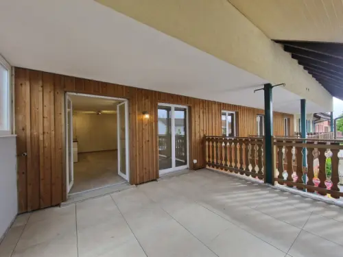 Idéalement situé avec une grande terrasse à Alle