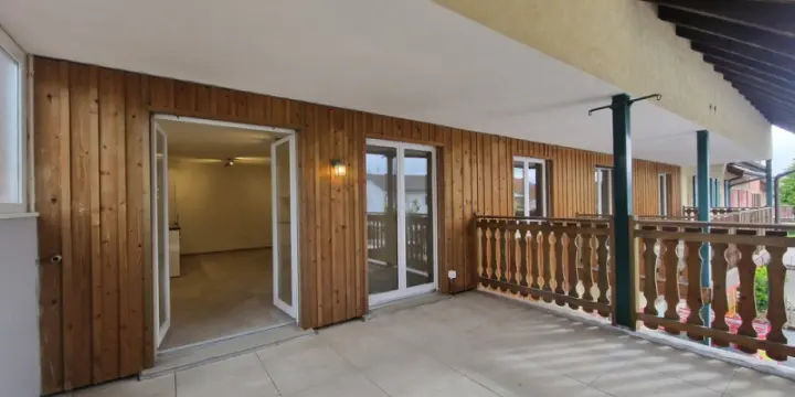 Idéalement situé avec une grande terrasse