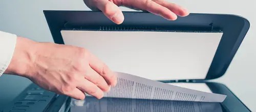 Le travail à la maison. La numérisation des documents à Geneve