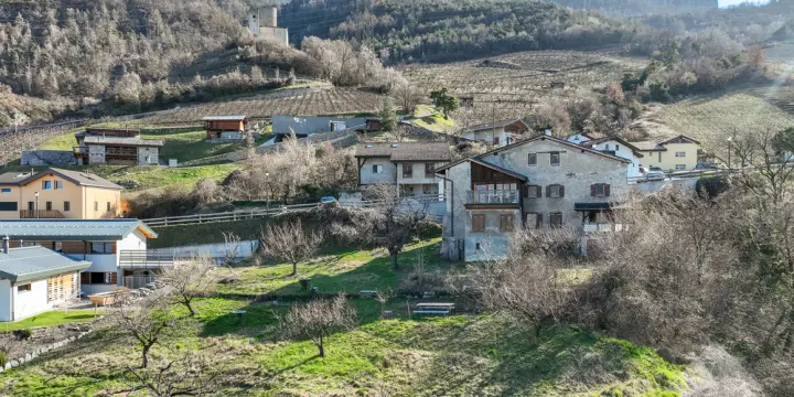 Grand terrain à construire dans le village de Saxon