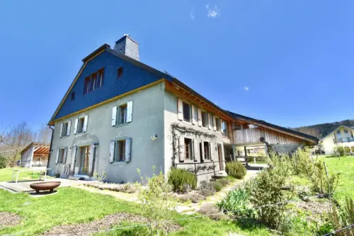 Ferme magnifiquement rénovée, avec 2 box à chevaux à Attalens