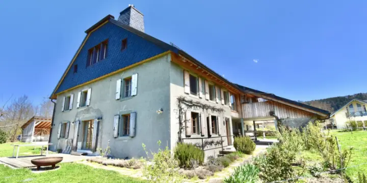 Ferme magnifiquement rénovée, avec 2 box à chevaux