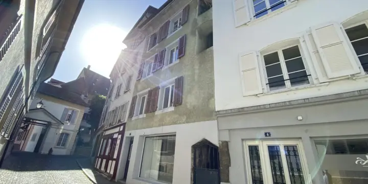 Immeuble disposant de 3 appartements et d'une surface commerciale.