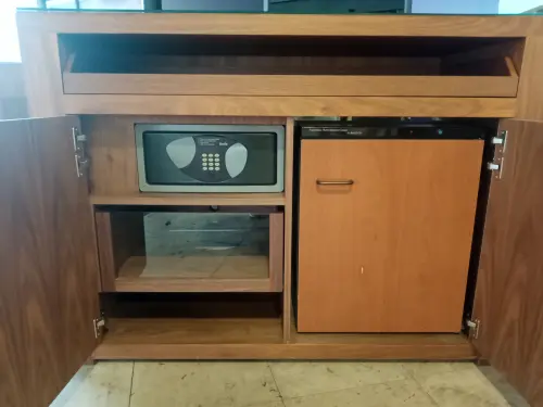 Buffet  avec coffre fort et minibar à Meyrin