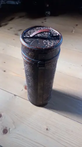 Boite pour bouteille à vin style ancien en bois à Liddes