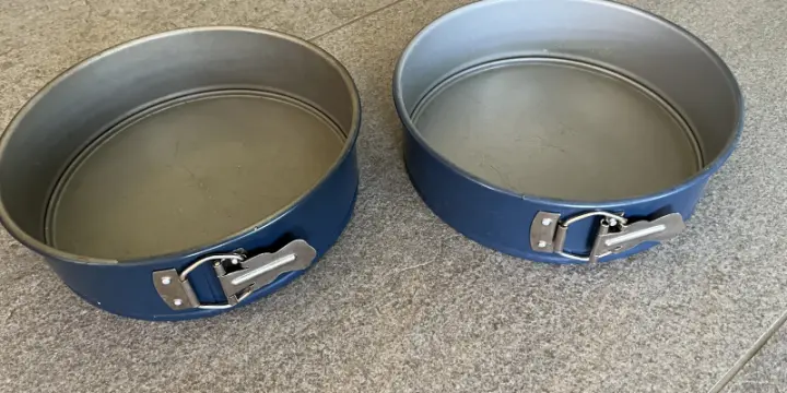 2 Moules en métal à charnière · Ø 24cm