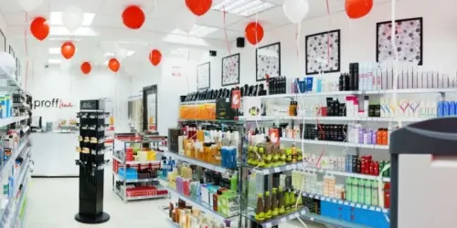 Le vendeur-consultant dans le magasin de cosmétiques à Genève