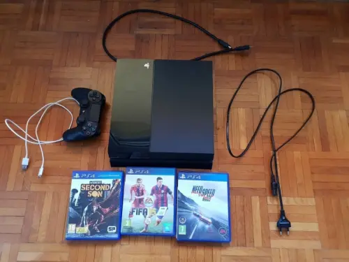 Playstation 4 - 500 Go / 3 jeux