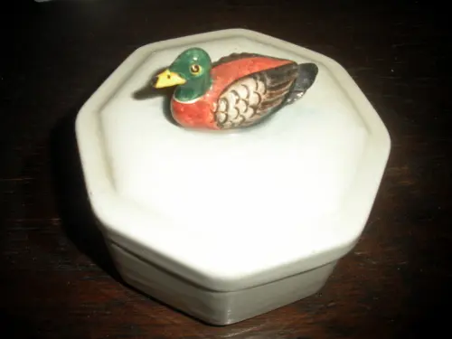 Bonbonnière en porcelaine blanche "Canard" à Chigny