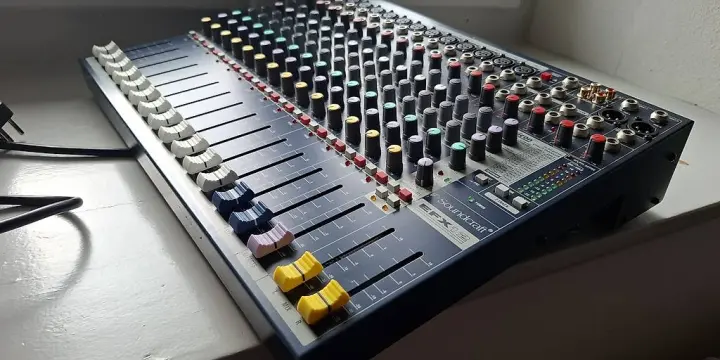 Table de mixage sono [Soundcraft EFX12]