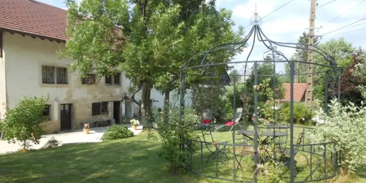 Ferme restaurée sur frontière franco-suisse