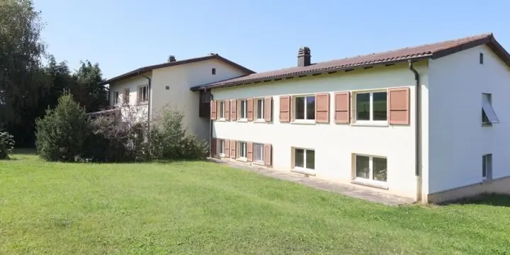 Sur les hauts de Porrentruy, domaine de 12 pièces à vendre