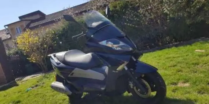 Scooter 250cc pratiquement neuf