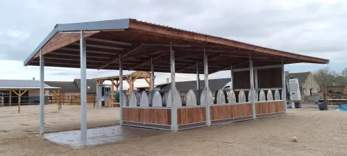 Râtelier à foin pour chevaux & Mangeoire chevaux extérieur à Wasen im Emmental