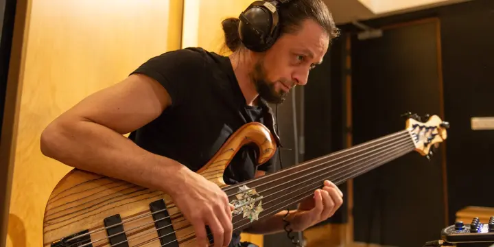 Cours de basse tous niveaux en visio par bassiste pro.