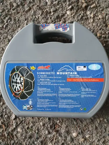 chaine a neige alpine mountain à 1053 Cugy VD