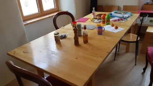 A vendre Table en bois massif 220X100 cm + rallonge 46X100 cm à La Chaux-de-Fonds