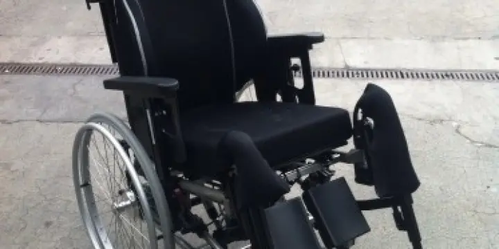 Chaise roulante à multiples réglages