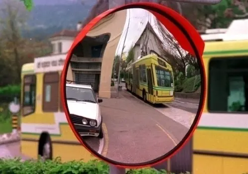 Miroir routier pour sortie de propriété à Corcelles