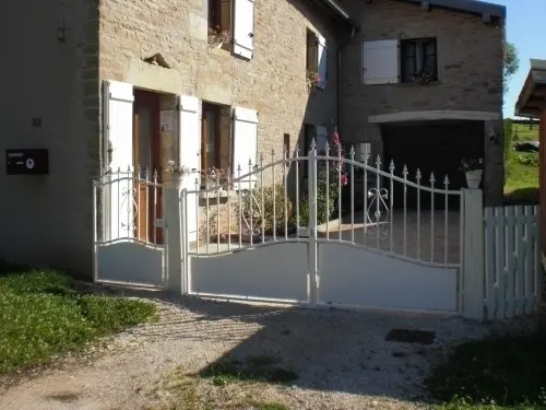 maison en pierre de caractere à le magnoray