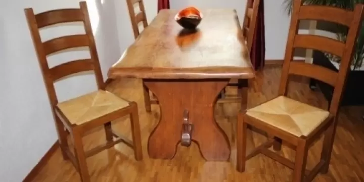 Table massive et 6 chaises paillées