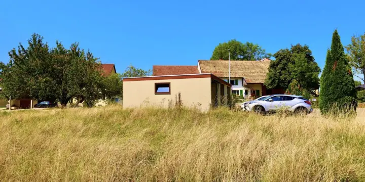 Dans le village de Bure 3 garages sur un terrain à bâtir à vendre