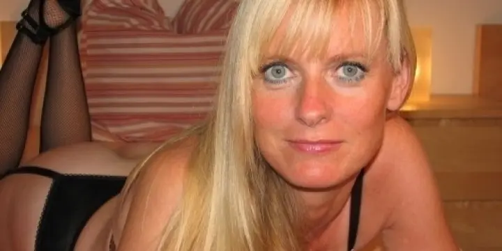 Mature blonde aux yeux bleus