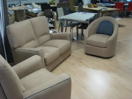Elégant et confortable petit salon neuf en microfibre à Servion