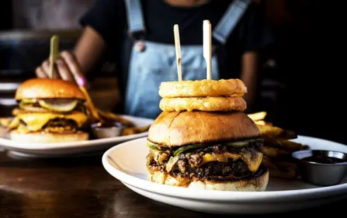Serveur des hamburgers à Genève