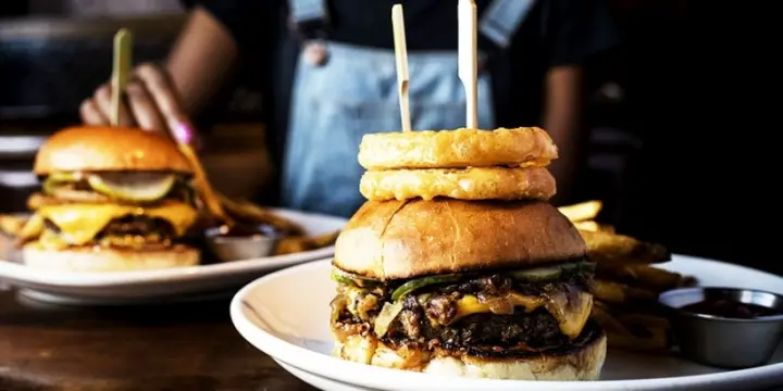 Serveur des hamburgers